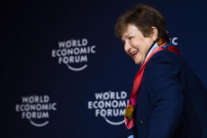 Kristalina Georgieva, direttore generale del Fondo Monetario Internazionale (FMI), conclude una conferenza stampa durante una sosta nel World Economic Forum a Davos.