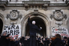 Il direttore dell'Orchestra Nazionale di Opera Michel Dietlin (C) dirige i musicisti davanti al Palazzo Garnier.