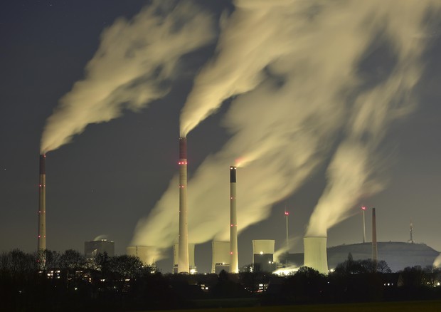 Ciminieri industriali emettono gas serra.