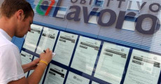 Un giovane davanti a una agenzia interinale