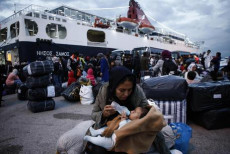 MIgranti sbarcano al Pireo provenienti dall'isola di Lesbos.