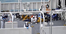 Migranti sulla nave Gregoretti in attesa dello sbarco.
