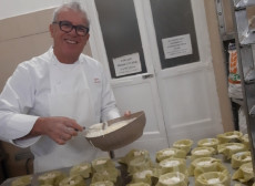 Lo chef Igles Corelli alla Caritas di Cagliari