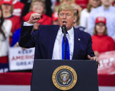 Donald Trump da un discorso in una manifestazione politica di campagna a Wisconsina