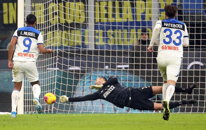 Samir Handanovic devia il rigore calciato da Luis Muriel nella partita Inter - Atalanta.