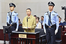 L'ex capo di Interpol Meng Hongwei in piedi durante il processo nel tribunale di Tianjin,