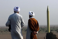Iraniani guardano un missile Shahab 1 gli stessi lanciati sulla base americana in Iraq..