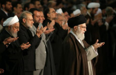L'ayatollah Ali Khamenei durante il sermone a Teheran.