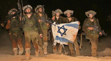 Un gruppo di soldati israeliani mostrano la bandiera del loro paese
