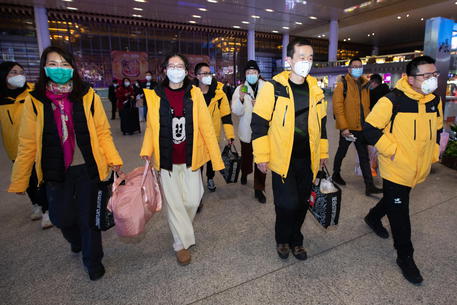 Team di medici e infermieri in arrivo a Wuhan per rinforzare il personale degli ospedali locali.