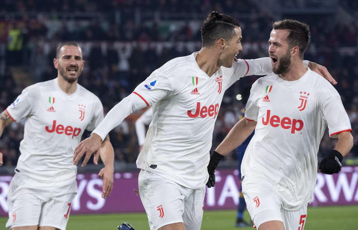Juventus: Cristiano Ronaldo festeggia il gol del 2-0 alla Roma con Miralem Pjanic.