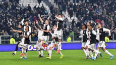 I giocatori della Juventus festeggiano la vittoria sull'Udinese in Coppa Italia.