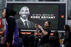 Sullo schermo nello stadio dei Los Angeles Lakers in ricordo di Kobe Bryant.