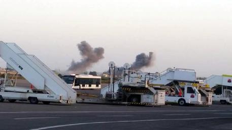 Una immagine dei raid aerei scattati sull'aeroporto militare libico di Mittiga, vicino a Tripoli