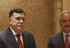 Il premier libico Fayez Al Sarraj e il generale Khalifa Haftar in una foto dell'incontro ad Abu Dhabi, nel 2017. (ANSA)