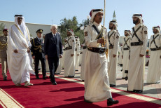 Il Presidente della Repubblica Sergio Mattarella con Sua Altezza l'Emiro dello Stato del Qatar Tamim bin Hamad Al-Thani, durante gli onori militari, in occasione della Visita di Stato