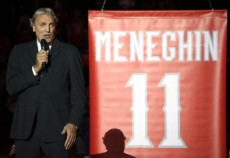 Dino Meneghin nell'atto di ritiro della sua maglietta numero 11 nel Foro Assago di Milano.