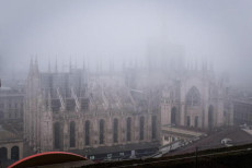 Lo smog intorno a Piazza del Duomo a Milano, 7 gennaio 2020.