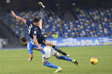 Arkadiusz Milik e Luiz Felipe: intervento acrobatico nella partita di Coppa Italia vinta dal Napoli sulla Lazio.