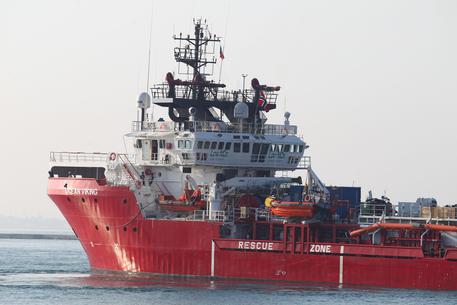 Ocean Viking, 403 migranti sbarcano a Taranto.