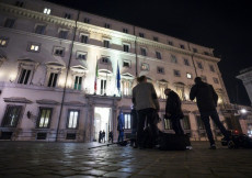 Giornalisti in piazza di fronte a Palazzo Chigi in attesa delle decisioni del governo.