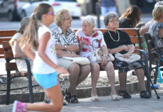 Un gruppo di anziane siedono in panchina