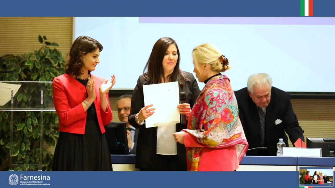 Nella foto d'archivio la consegna del premio anno 2018 alla Farnesina.