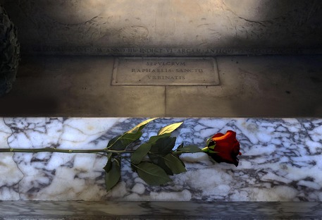 Una rosa rossa sulla tomba di Raffaello.