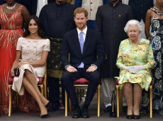 In una foto ufficiale del 26 giugno 2018 la Regina Elisabetta con il principe Harry e Meghan.