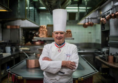 Il celebre chef francese Paul Bocuse al suo ristorante "l'Auberge de Collonges"