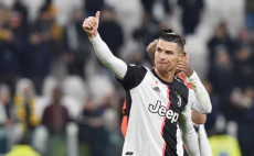 Cristiano Ronaldo festeggia la doppietta con cui la Juventus batte il Parma.