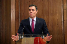 Il Primo Ministro spagnolo Pedro Sanchez in conferenza stampa.