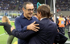 Serie A: gli allenatori della Juventus, Maurizio Sarri, e quello dell'Inter, Antonio Contesi abbracciano alla fine della partita Inter-Juventus.