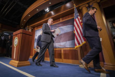 Il leader della minoría Chuck Schumer (S) e il senatore democratico Chris Murphy (D) si ritirano dopo aver parlato con la stampa prima della seconda giornata del processo dell' impeachment contro il presidente degli Stati Uniti Donald Trump al Senato.