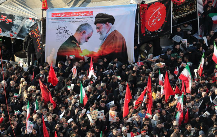 Migliaia di iraniani nel funerale di Qasem Soleimani a Tehran.