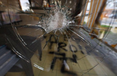 Il bar di Rezzato, in provincia di Brescia, dove ignoti vandali hanno sfondato la vetrina nella notte e poi sul pavimento hanno lasciato una scritta: 'negra' con una svastica disegnata al contrario