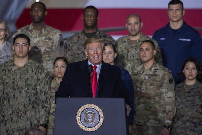 Il presidente Donald Trump nella base militare di Joint Base Andrews in Suitland, Maryland, USA, 20 Dicembre 2019.