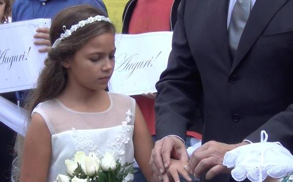 Finto matrimonio durante una manifestazione organizzata da Amnesty International a Roma contro il fenomeno delle spose bambine (archivio).