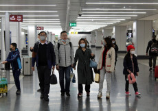 Passeggeri provenienti dalla città cinese di Wuhan, epicentro del coronavirus, all'Aeroporto di Fiumicino