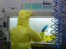 Il laboratorio del Sacco Hospital a Milan, fervono le ricerche su un possibile vaccino.