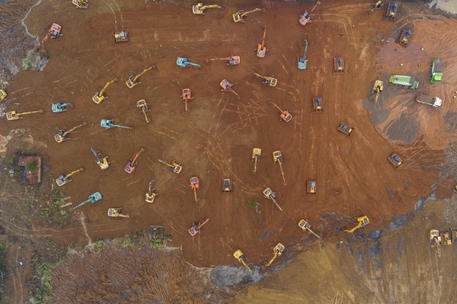 Una vista aerea del luogo di costruzione di un ospedale da campo a Wuhan, provincia di Hubei, Cina.