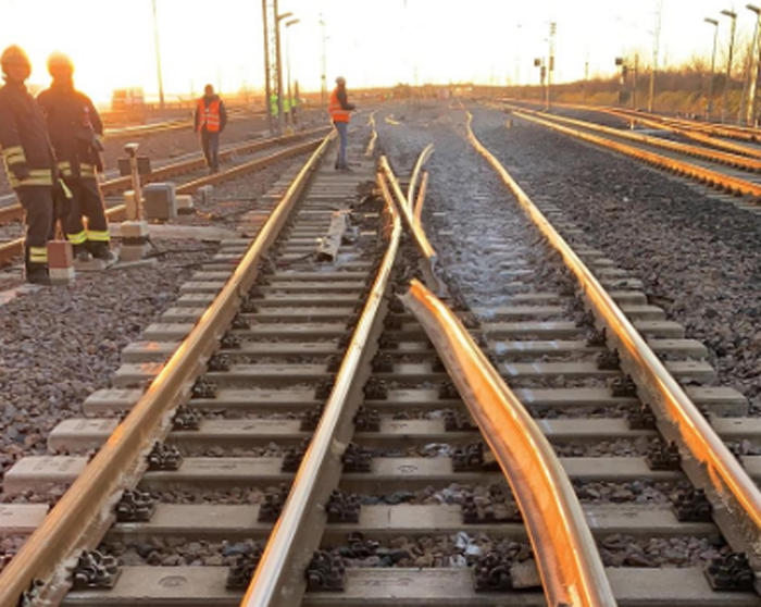 Un dettaglio dello scambio sulla linea ferroviaria dove all'alba un treno ad alta velocità 9505 Milano-Salerno è uscito dai binari nei pressi della stazione di Livraga, nella campagna di Lodi.
