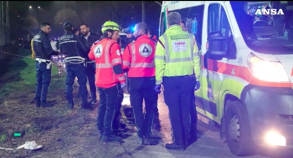Carabinieri e paramedici con l'ambulanza sul luogo dell'incidente.
