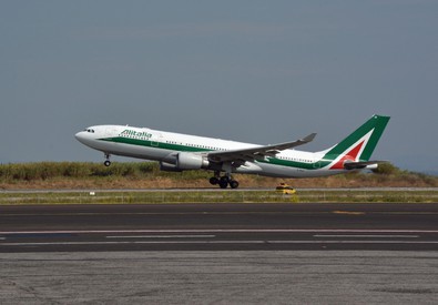Un aereo dell'Alitalia decolla dalla pista.