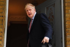 Il premier britannico Boris Johnson esce da casa sua a Londra.