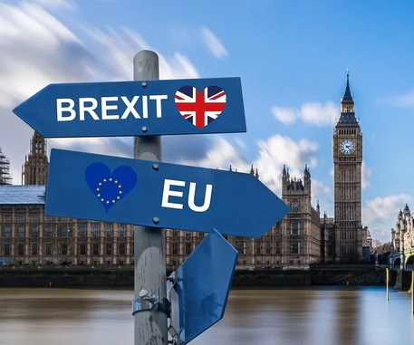 Un cartello a Londra che segnala la direzione per il Brexit a sinistra e per l'Europa a destra.