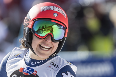 Federica Brignone sorride all'arrivo della discesa donne alla Coppa del Mondo di sci FIS Alpine in Crans-Montana, Svizzera.