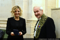 La ricercatrice italaina Vittoria Colizza dell'istituto Inserm a Parigi, rivece il premio Louis-Daniel Beauperthuy dall'Accademia Francese di Scienza per il suo contributo ai progressi nel campo della computalogia epidemologica nel 2012.