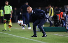 Eugenio Corini raccoglie un pallone al bordo del campo durante la partita del Brescia contro la Juventus nel 2019.