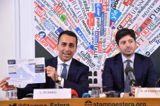 Il ministro degli Esteri Luigi Di Maio e il ministro della Salute Roberto Speranza durante la conferenza stampa.